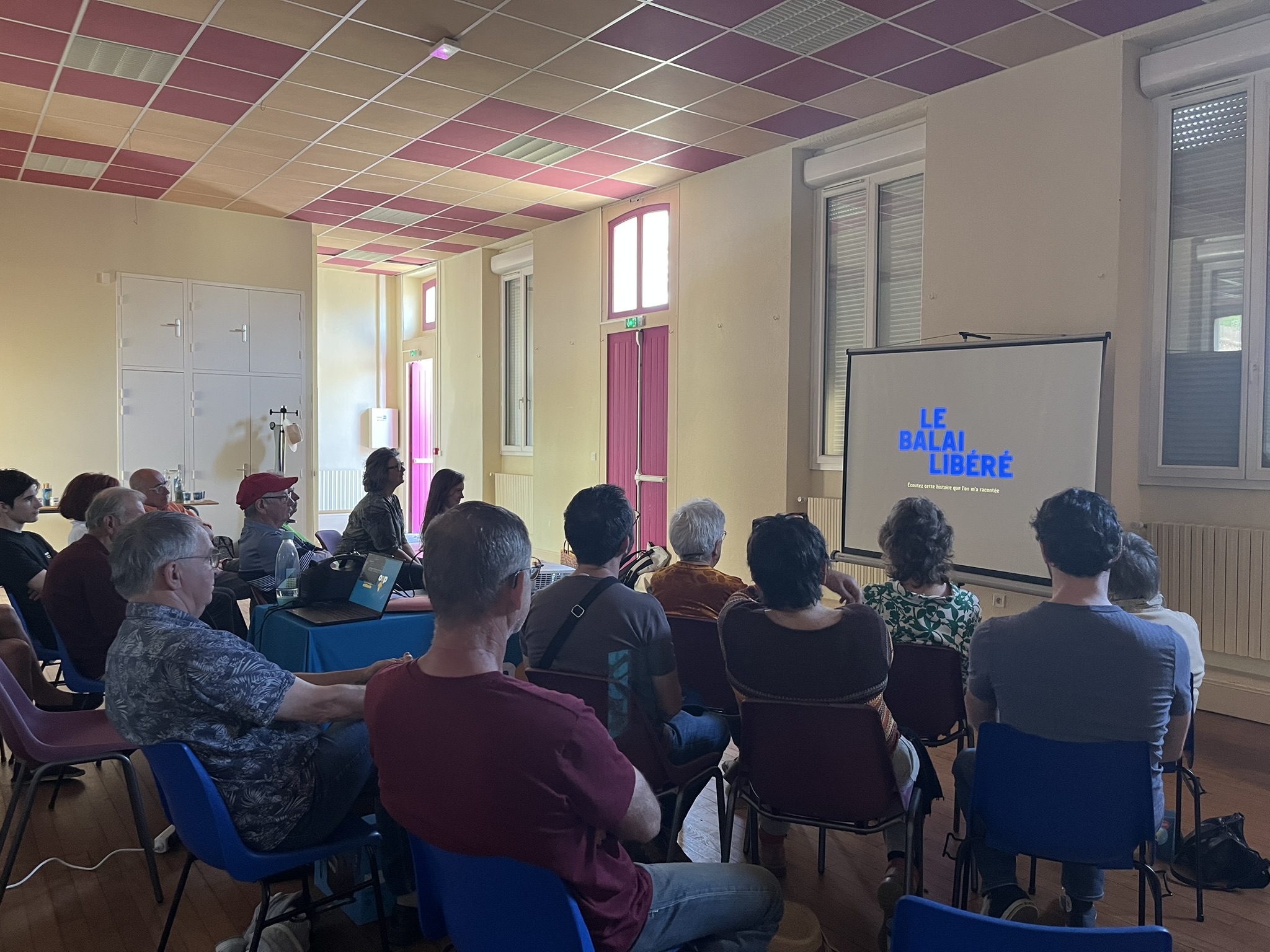 Les participant⋅es assistent à la projection d'un film