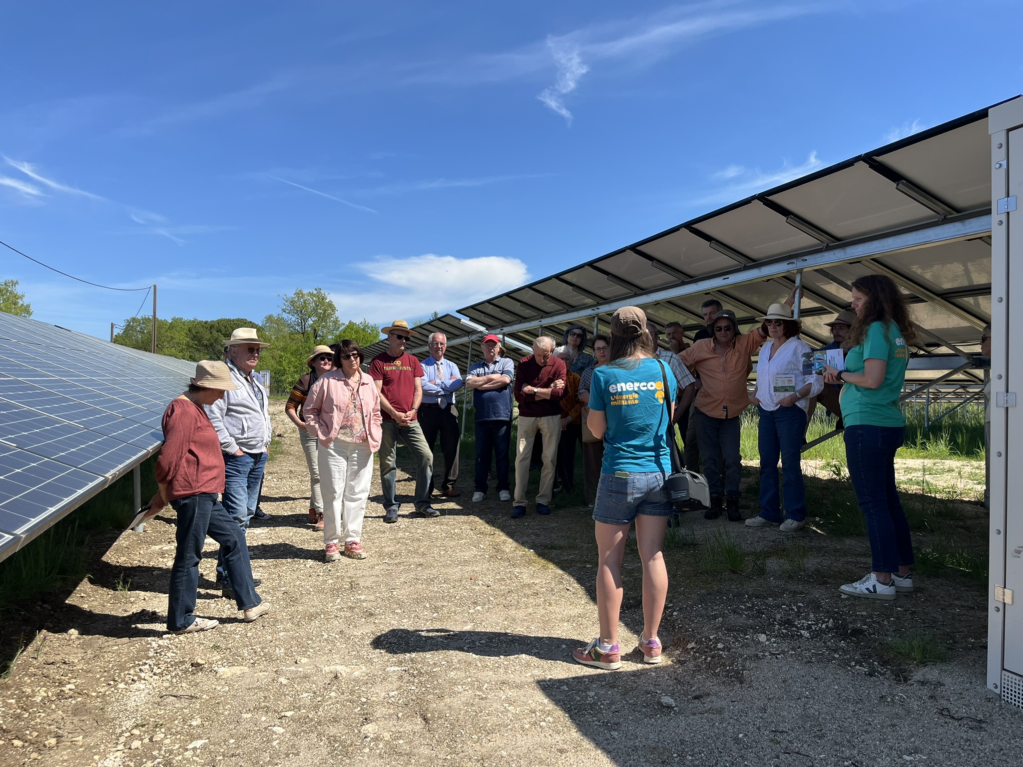 Les participant⋅es écoutent la visite commentée du parc solaire