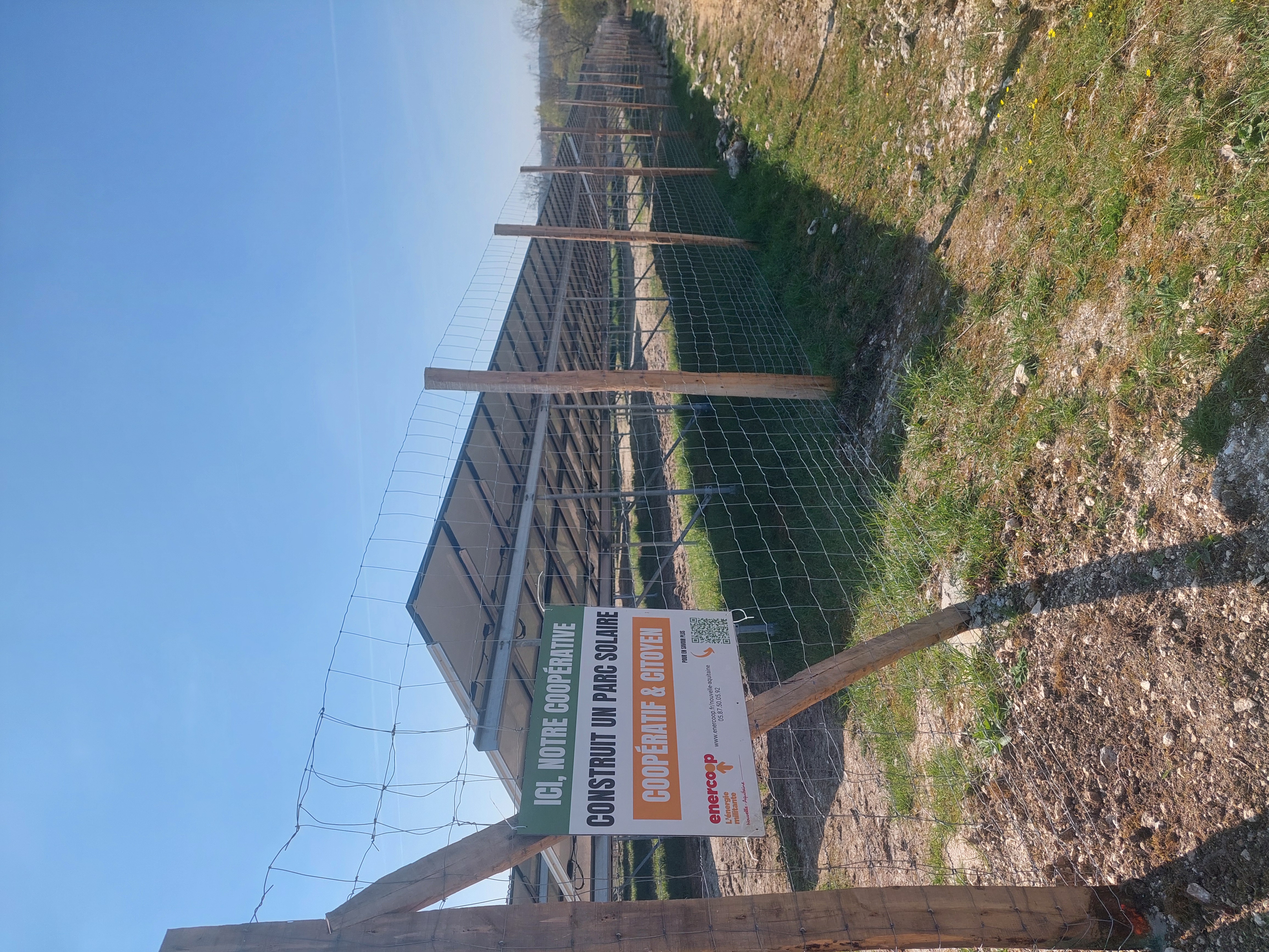 Panneau de chantier à l'entrée du parc solaire du Mouly