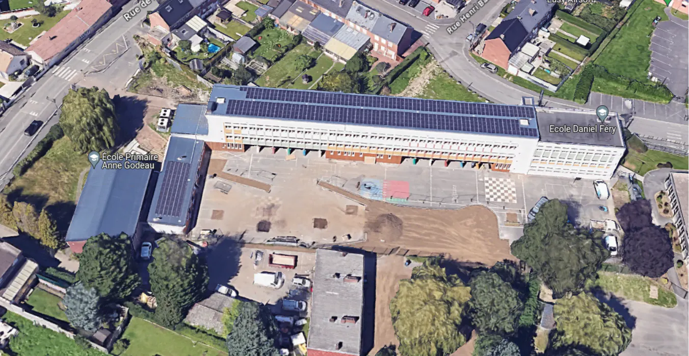 Vue aérienne de l'implantation des panneaux solaires sur l'école Anne Godeau