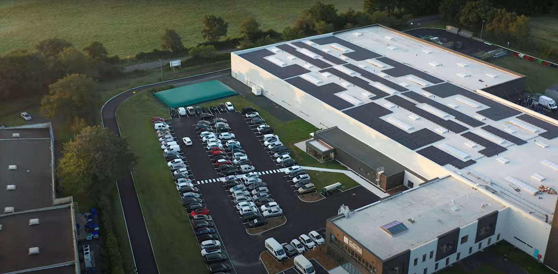 Panneaux solaires sur le site d'Atlantique ouvertures (Saint-Etienne-de-Montluc - 44)