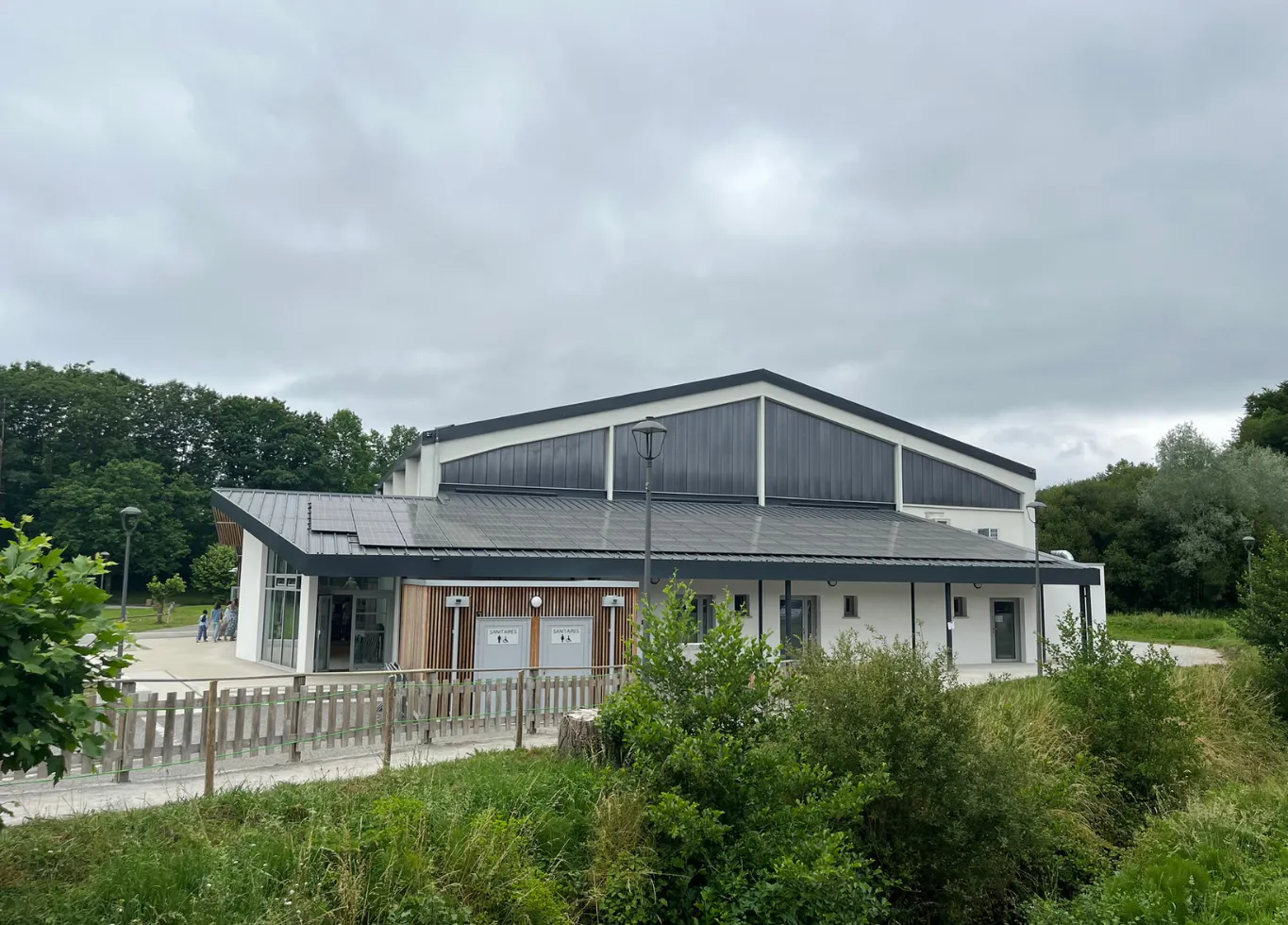 Salle polyvalente de Lasseube avec une installation photovoltaïque sur le toit