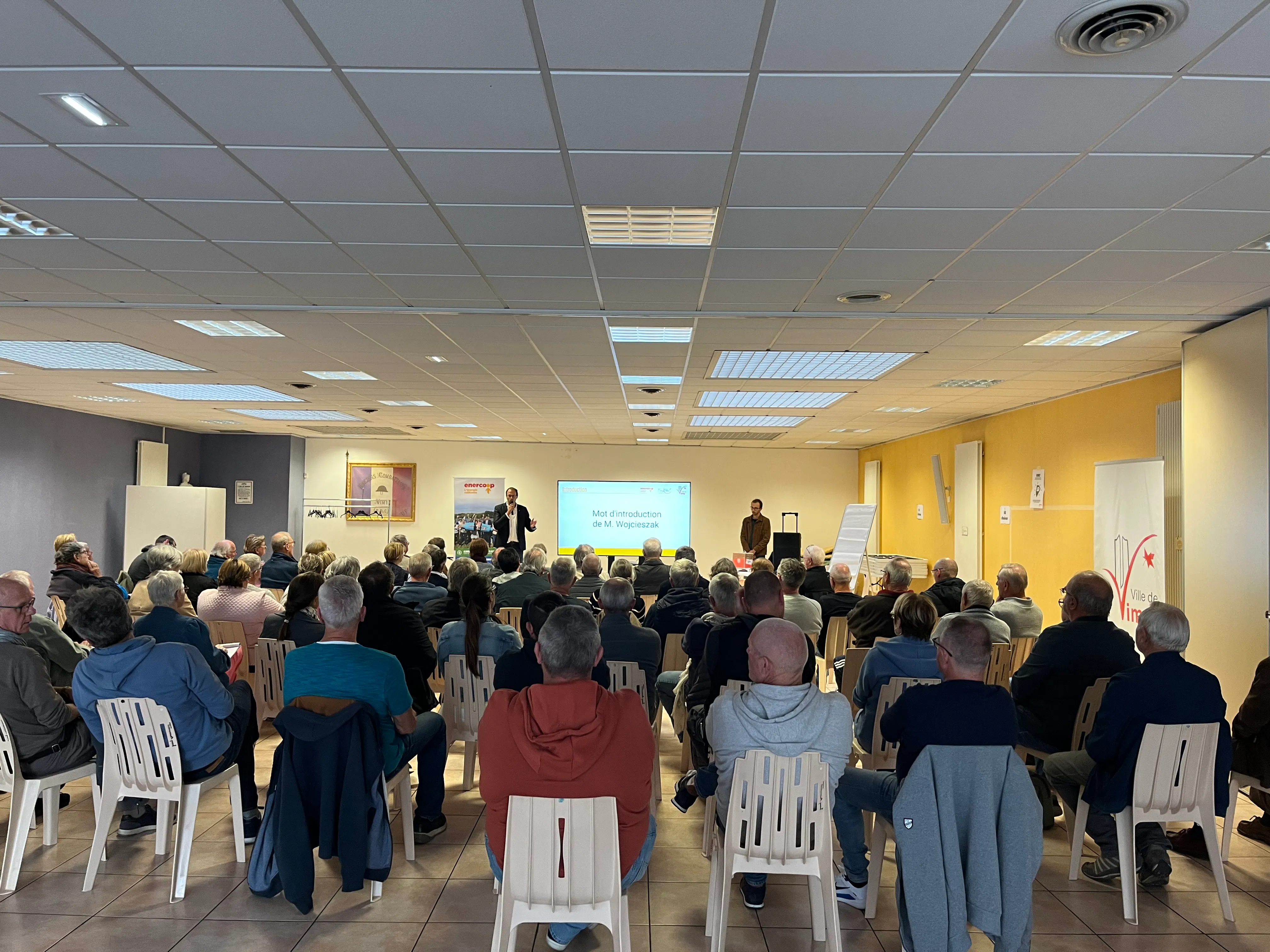 photo de la salle remplie lors de la réunion publique