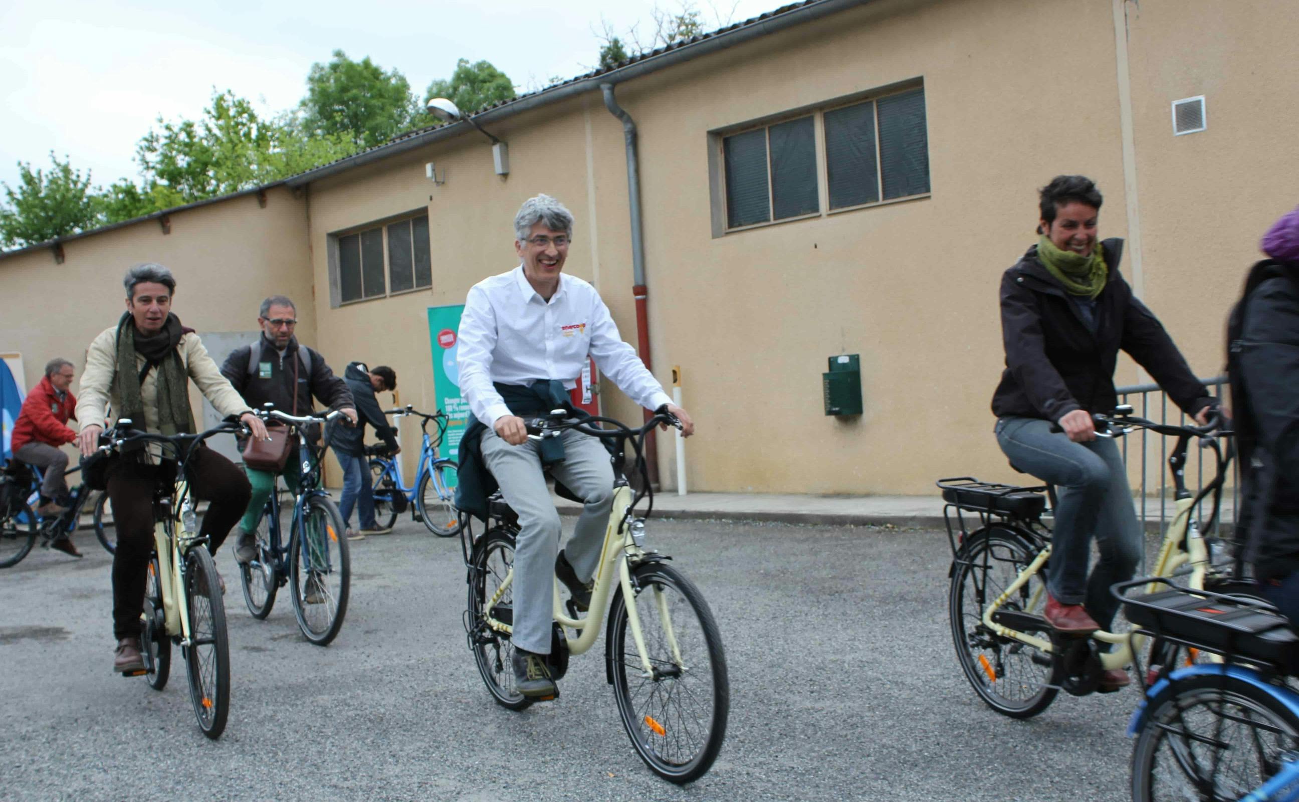 Sociétaires se rendant à vélo au parc de Montéchut