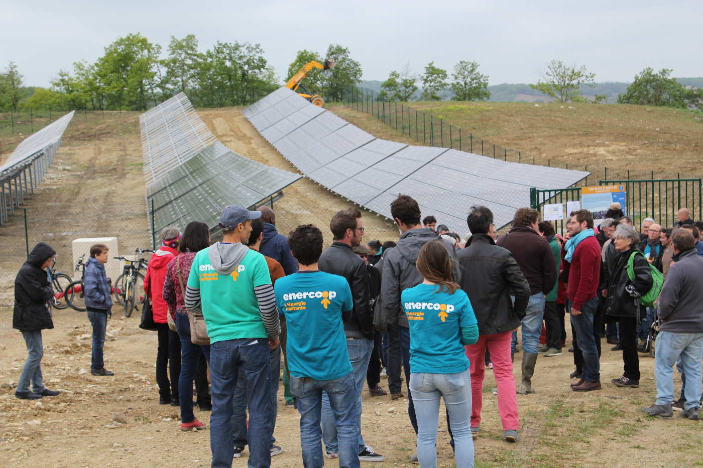 foule devant le parc solaire de Montechut d'Enercoop Midi-Pyrenees