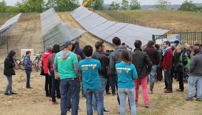 foule devant le parc solaire de Montechut d'Enercoop Midi-Pyrenees