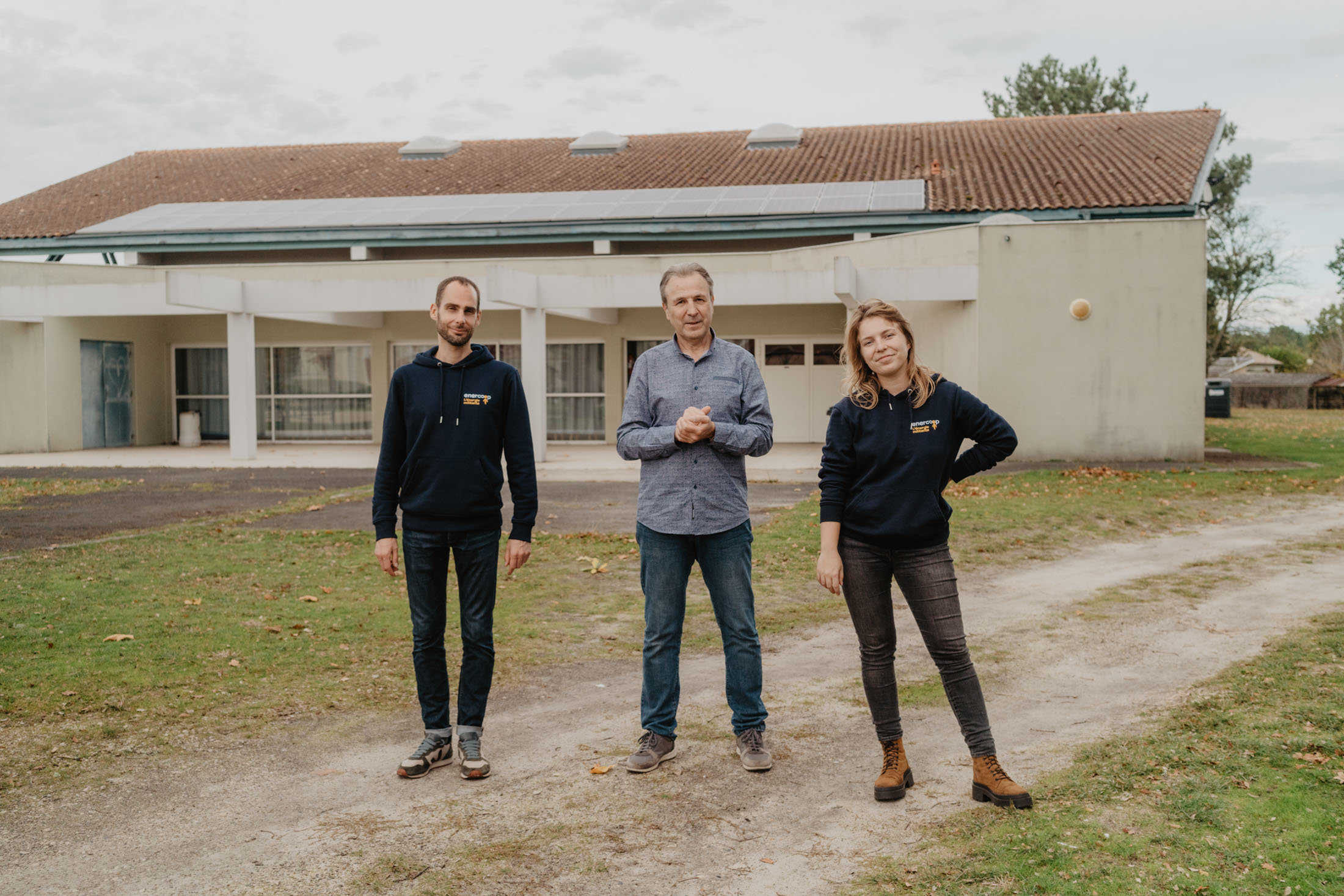 Patrick Sabin, maire d'Escource et président de la SEM TEPOS de la Haute Lande, entouré de salariés d'Enercoop Nouvelle-Aquitaine - crédit photo : Lycia Walter - Enercoop Nouvelle-Aquitaine
