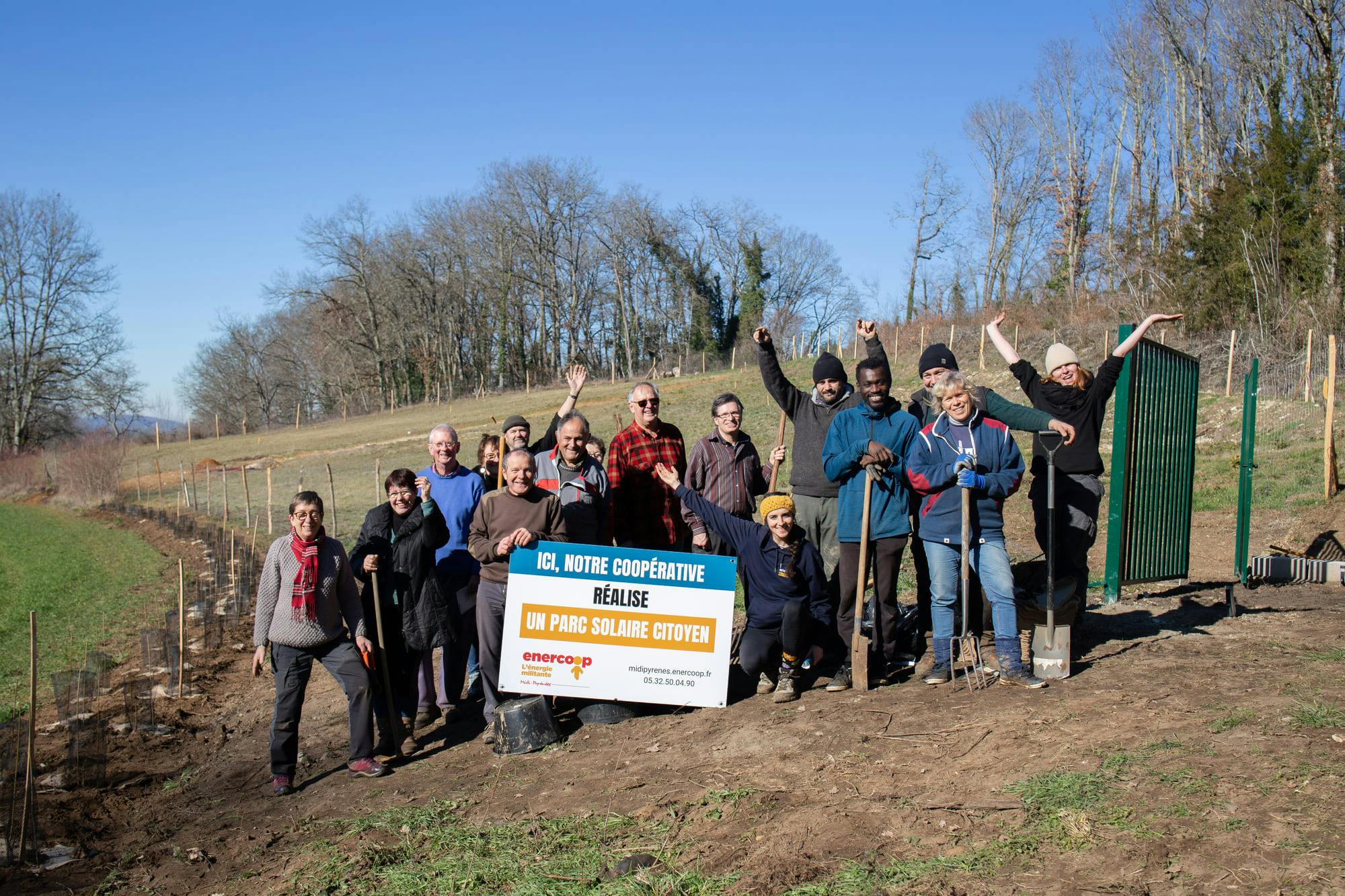 Sociétaires devant le panneau de construction du parc solaire de Rouffilhac