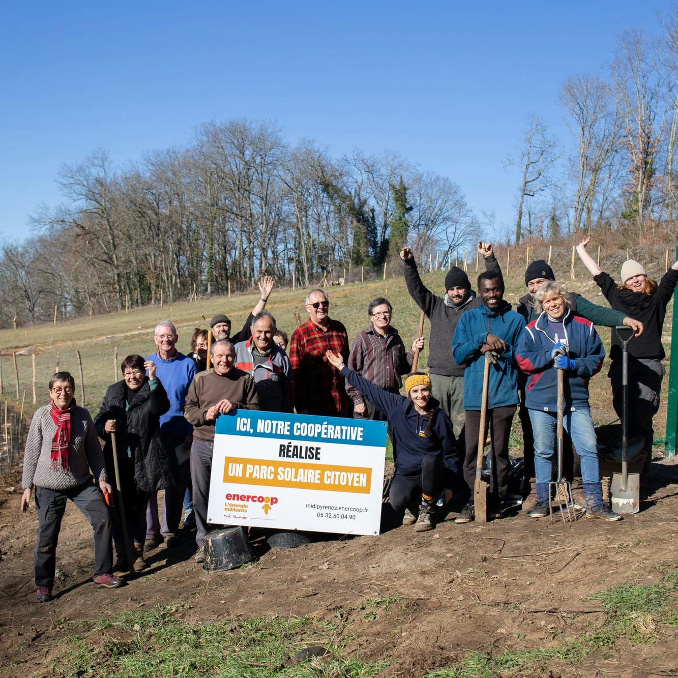 Sociétaires devant le panneau de construction du parc solaire de Rouffilhac