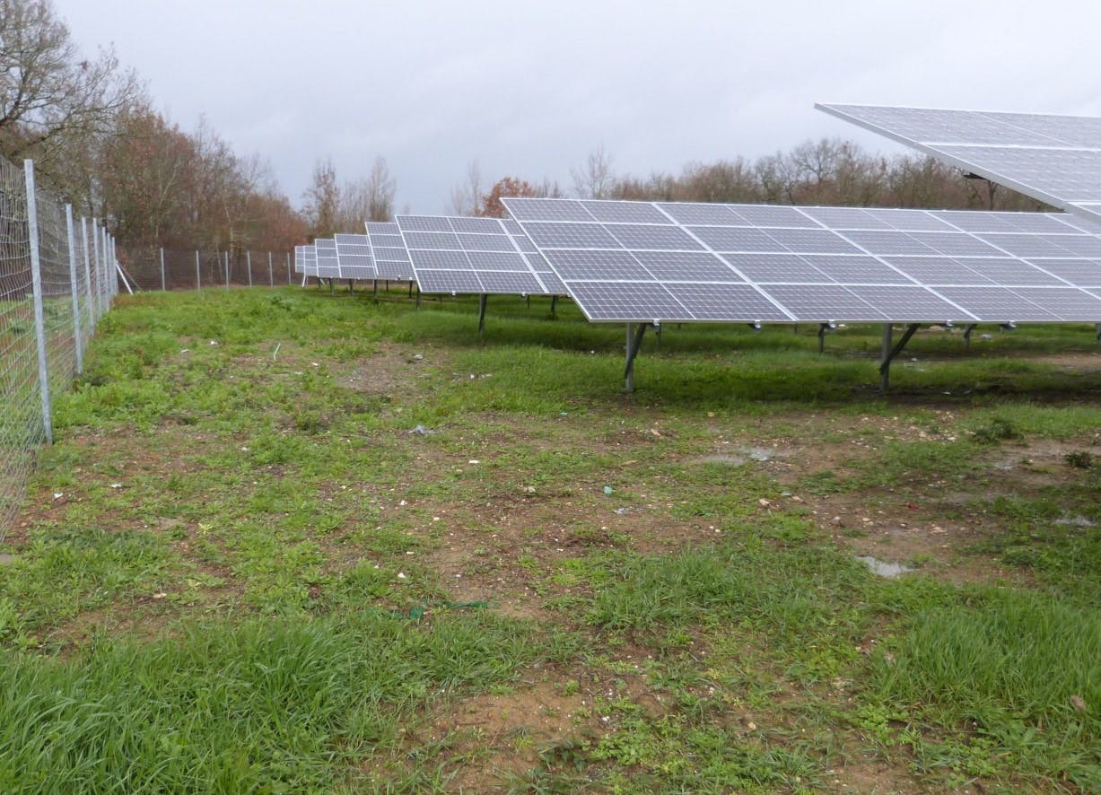 parc solaire de Rouzas sous la pluie