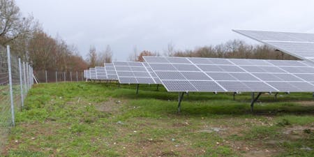 parc solaire de Rouzas sous la pluie