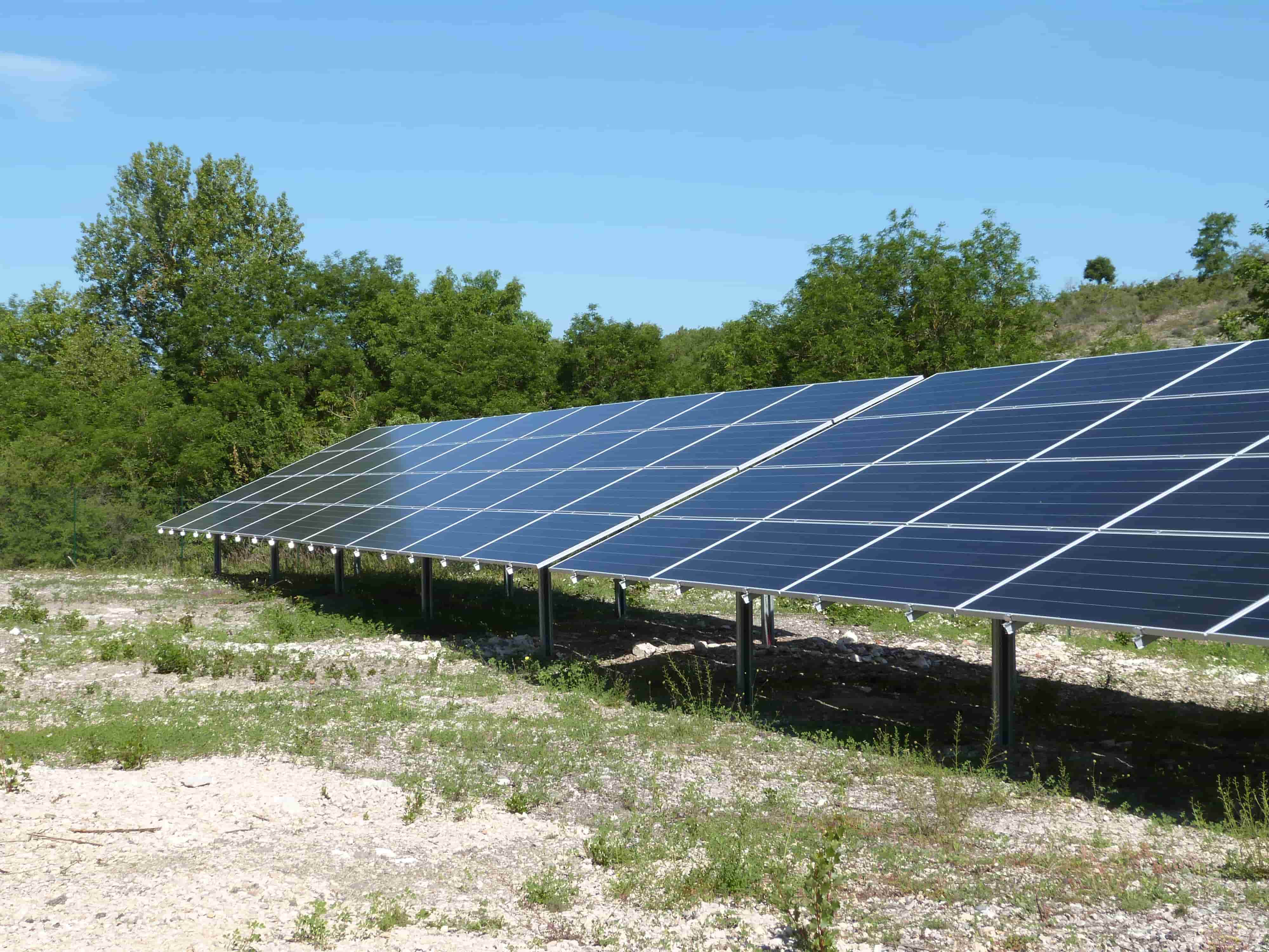 Panneaux solaires au parc solaire de Villesèque