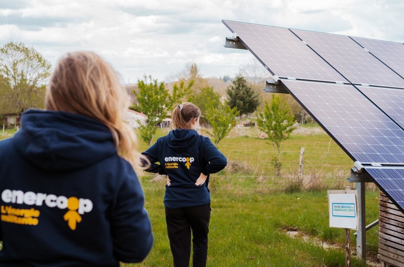 Salariées de la coopérative à la centrale solaire au sol municipale de Rilhac-Lastours (87) - Enercoop Nouvelle-Aquitaine