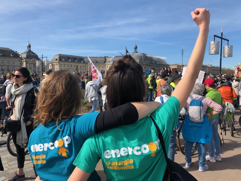 deux salarié⋅es d'Enercoop Nouvelle-Aquitaine manifestent