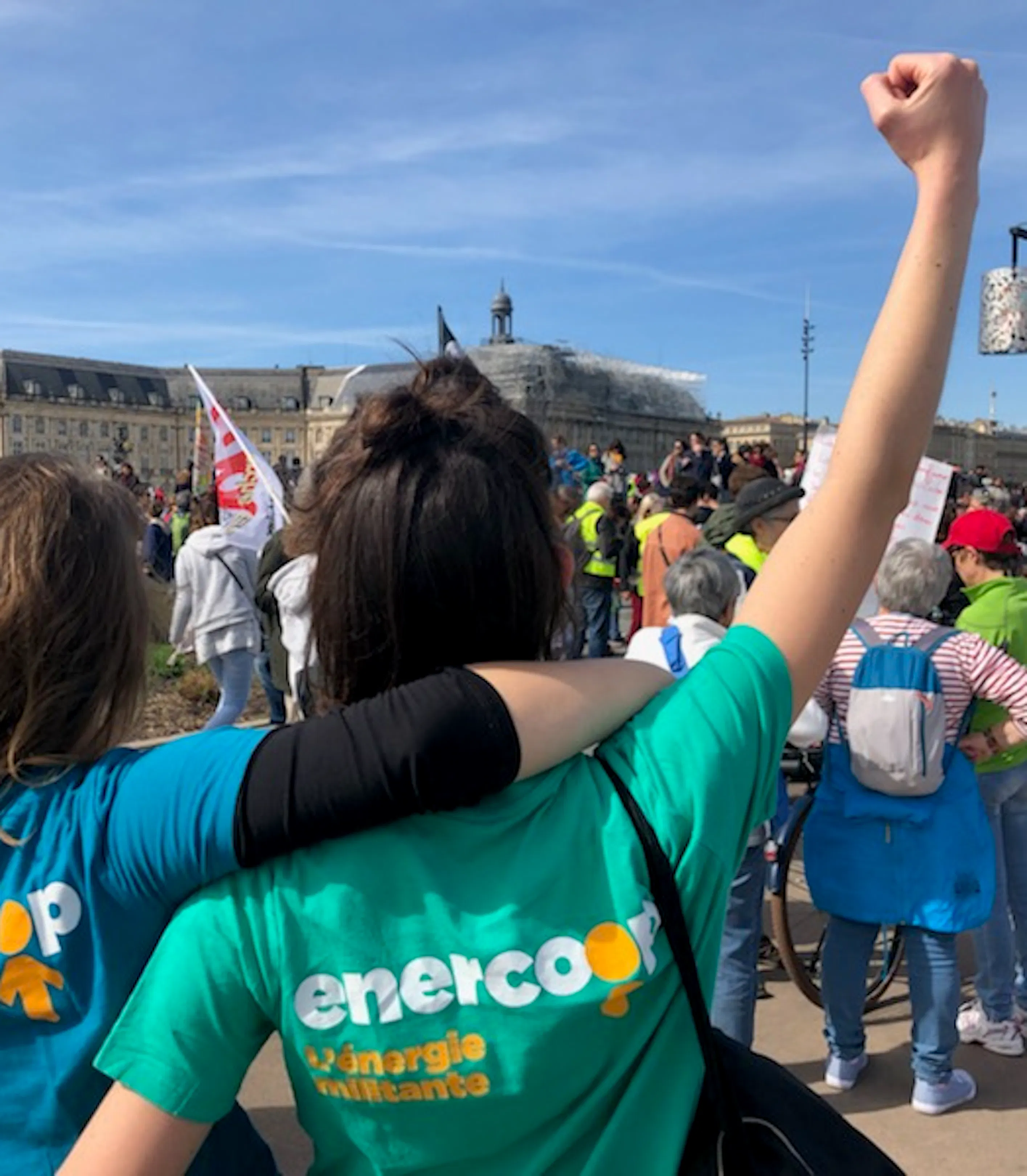 deux salarié⋅es d'Enercoop Nouvelle-Aquitaine manifestent