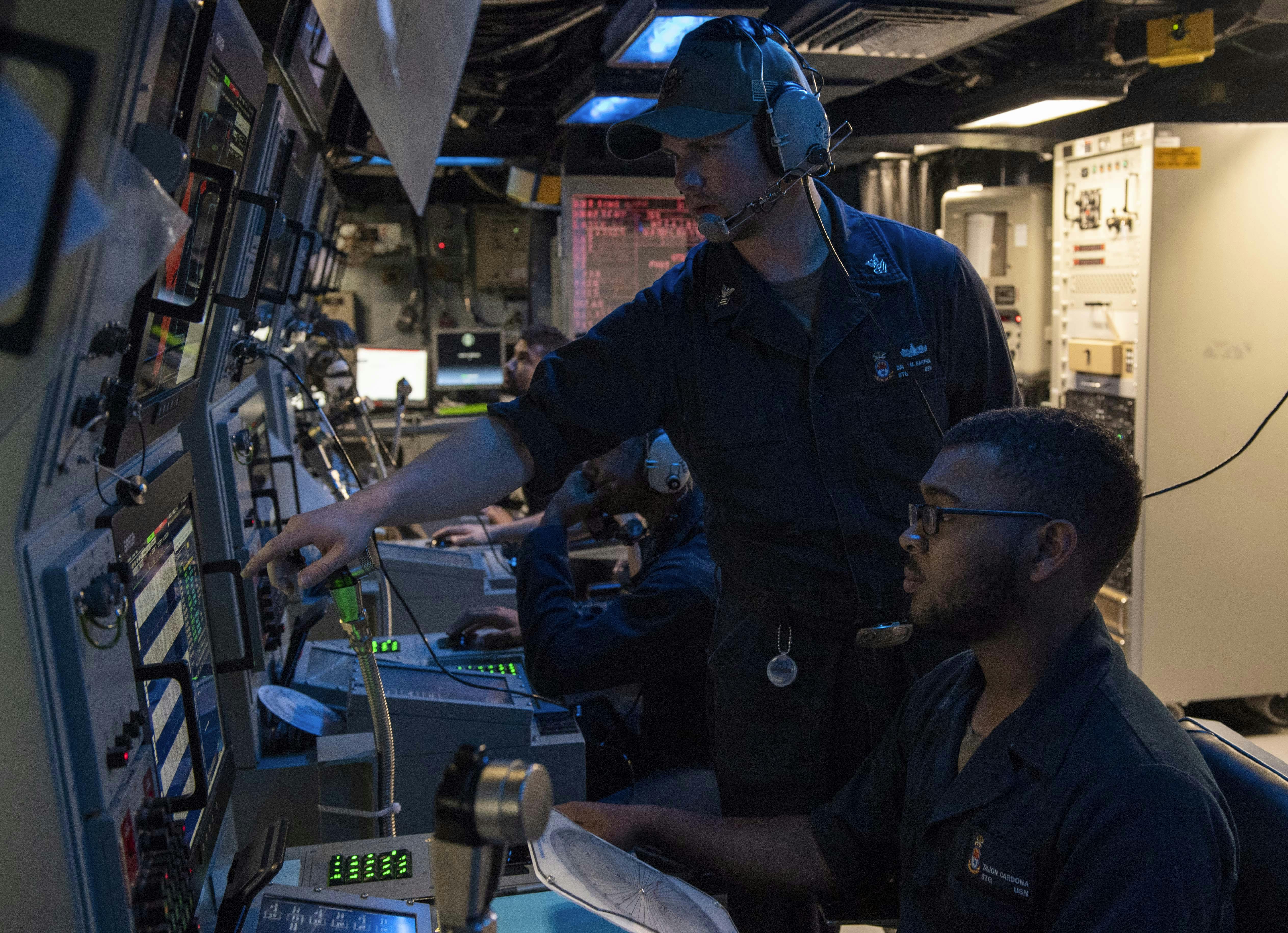US Navy, sonar operators