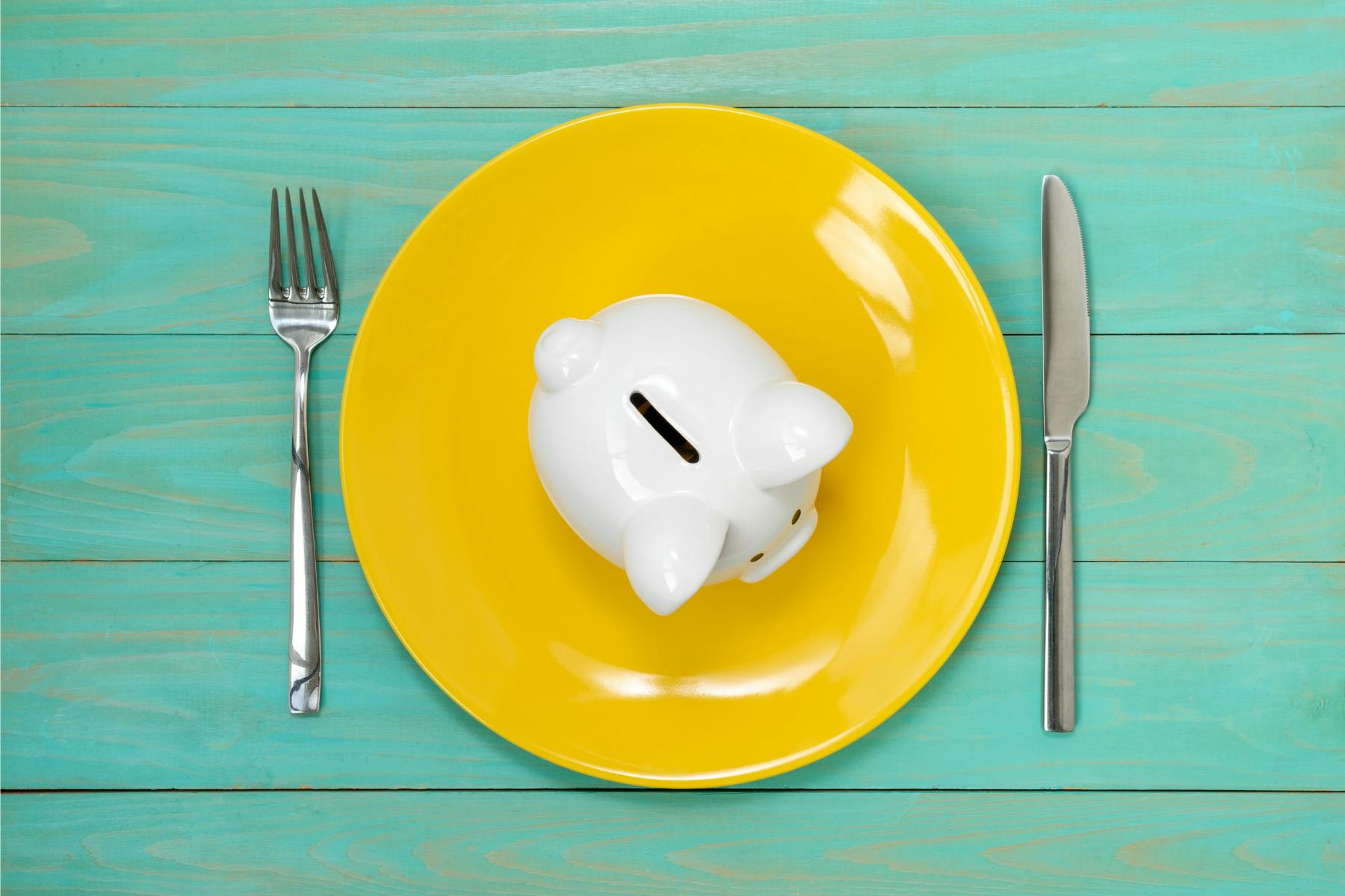 Plate with a piggybank in the middle
