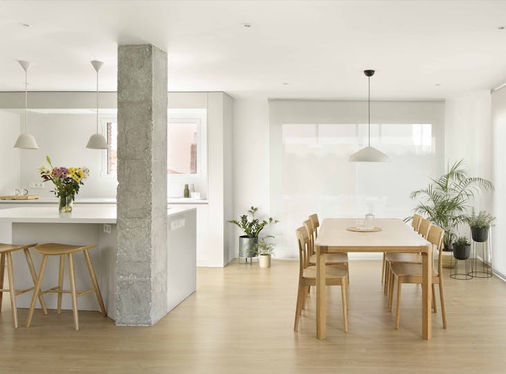 mesa de comedor con lámpara - detalle ALE