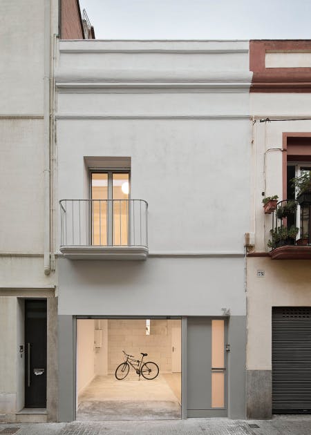 Fotografía destacada de una obra de Enric Rojo arquitectura. Frontal con el parking abierto