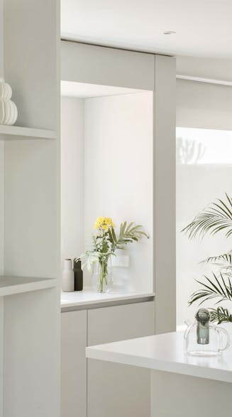 mueble y ramo de flores - detalle ALE