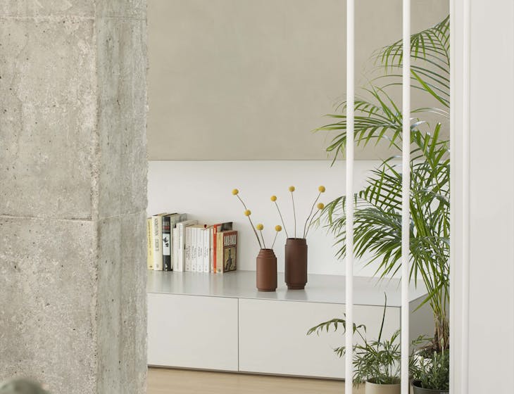 detalle ramo de flores y planta con columna - detalle ALE