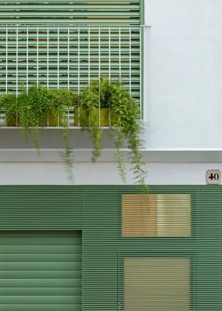 Fotografia destacada d'una obra d'Enric Rojo arquitectura situada a Badalona. Es veu la façana de l'edifici