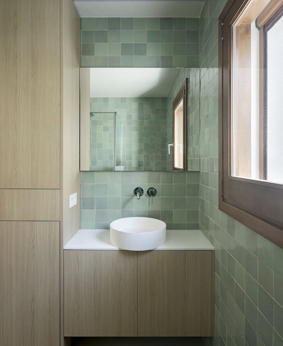 lavabo amb rajoles verdes