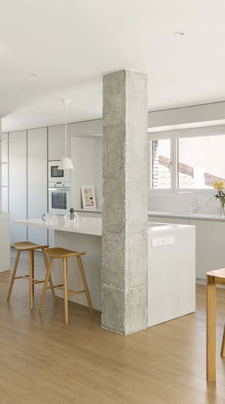 isla central con columna y taburetes cocina - detalle ALE