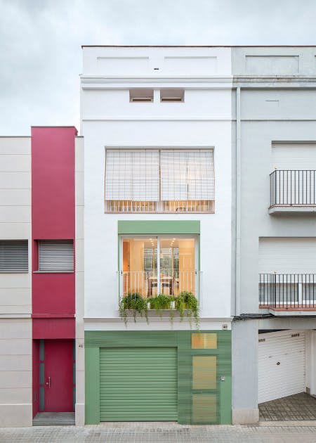 Fotografía destacada de una obra de Enric Rojo arquitectura ubicada en Badalona. Se ve la fachada frontal del edificio