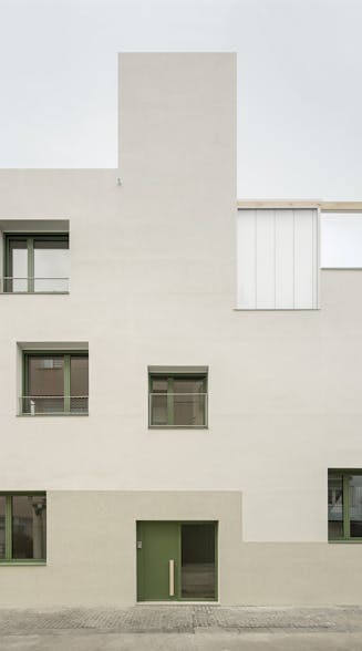 fachada edificio blanco y verde  - edificio PIC