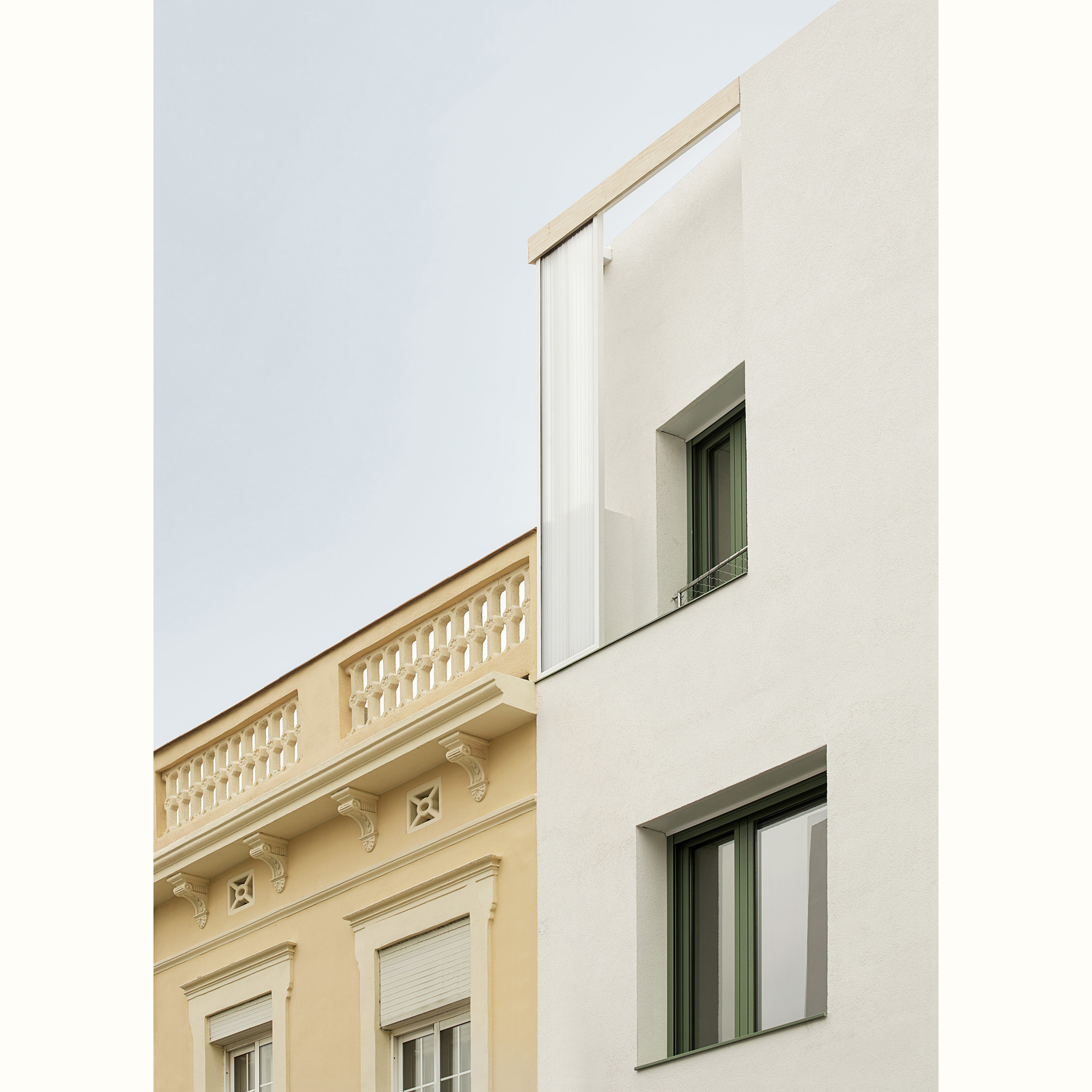 detalle fachada edificio PIC con casa vecina  - edificio PIC