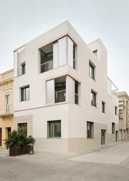 Fotografia destacada d'una obra d'Enric Rojo arquitectura situada a Badalona. Es veu la façana de l'edifici