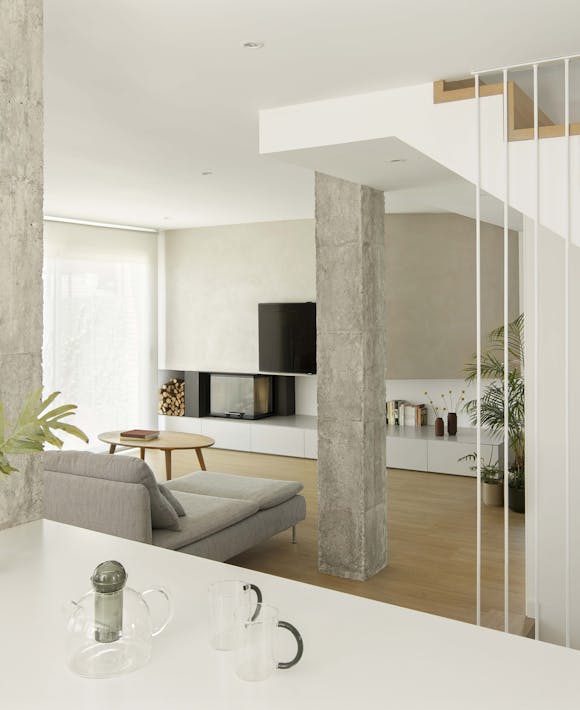 comedor con vasos columna y sofa - detalle ALE