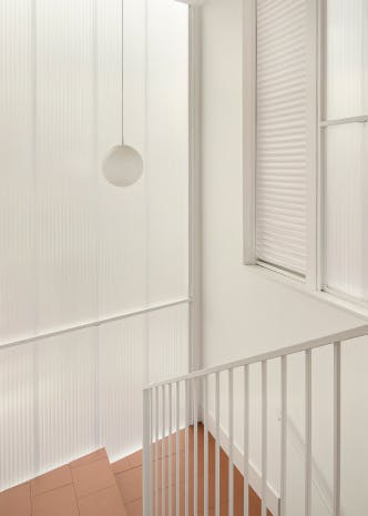 detalle escalera con ventanal y lámpara blanca - edificio PIC