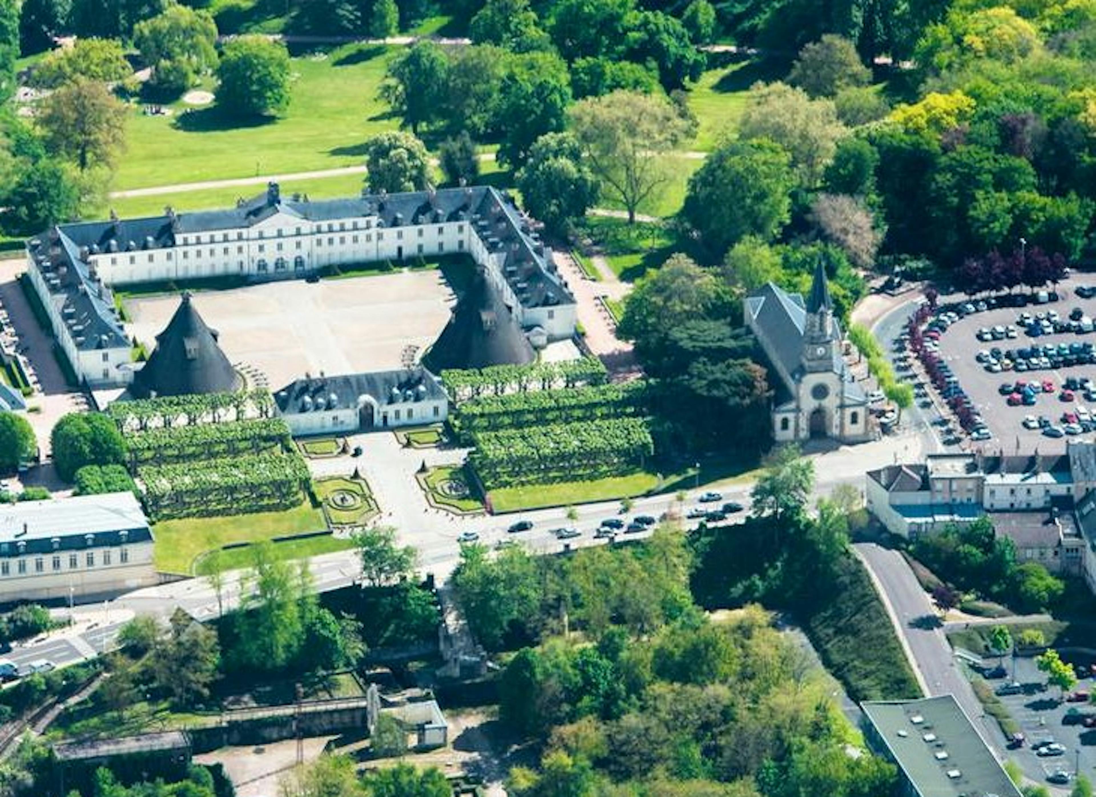 Halle gourmande place Schneider : le projet est enterré…mais la place restera tout simplement un parking avec des arbres !!