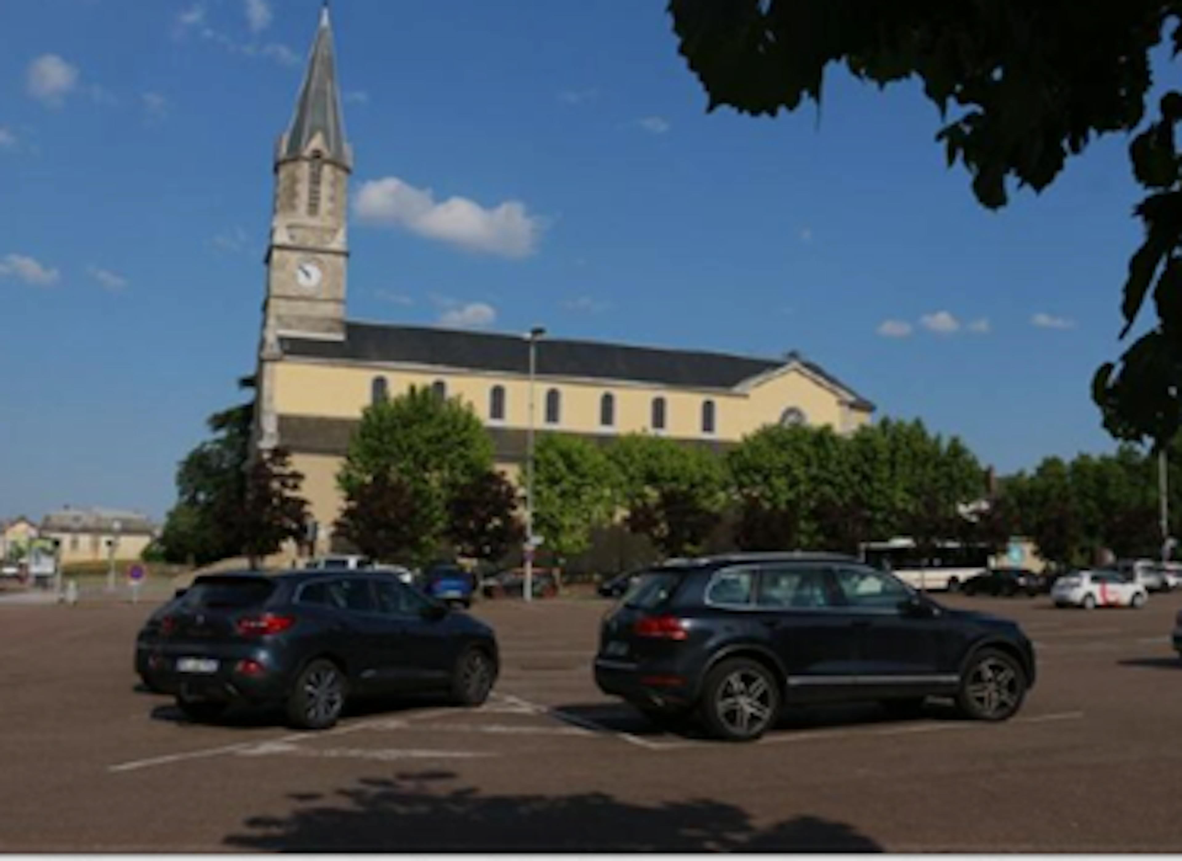 La Place Schneider est le coeur et l'identité du Creusot.  Elle mérite d'être préservée pour une rénovation à la hauteur et dont les options soient réellement présentées aux Creusotins.