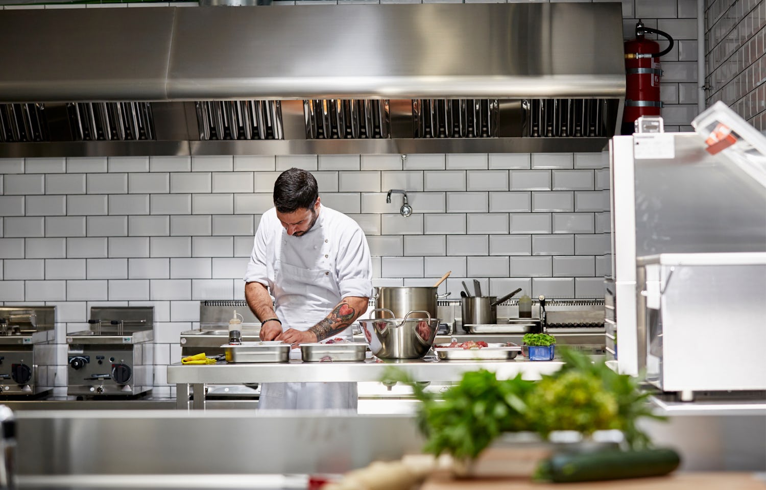 Chef preparing meal in a cloud kitchen chef-preparing-meal-in-cloudkitchen-chefcollective-australia