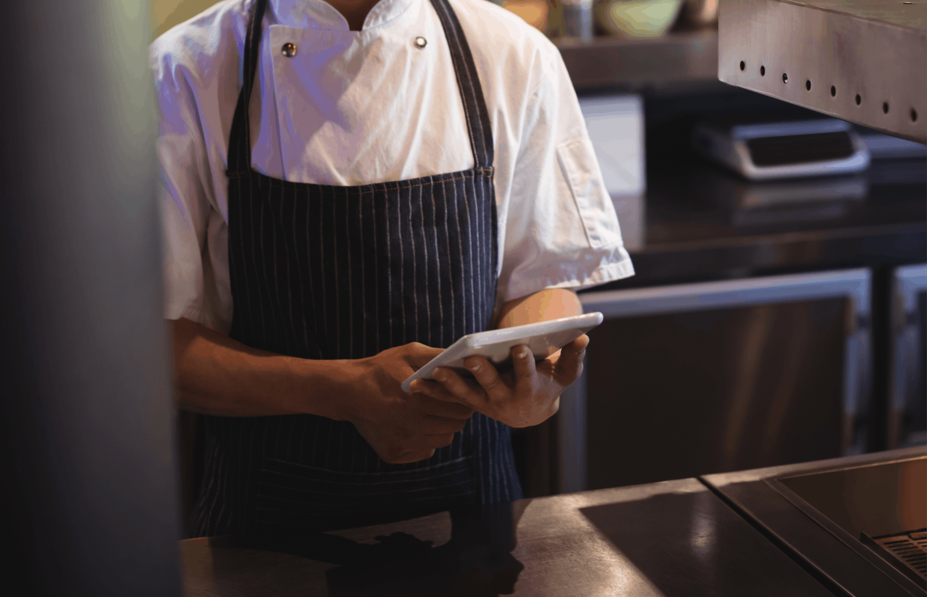 Chef using iPad and technology to optimise kitchen operations chef-adopting-technology-in-cloudkitchens-kitchenconnect-malaysia