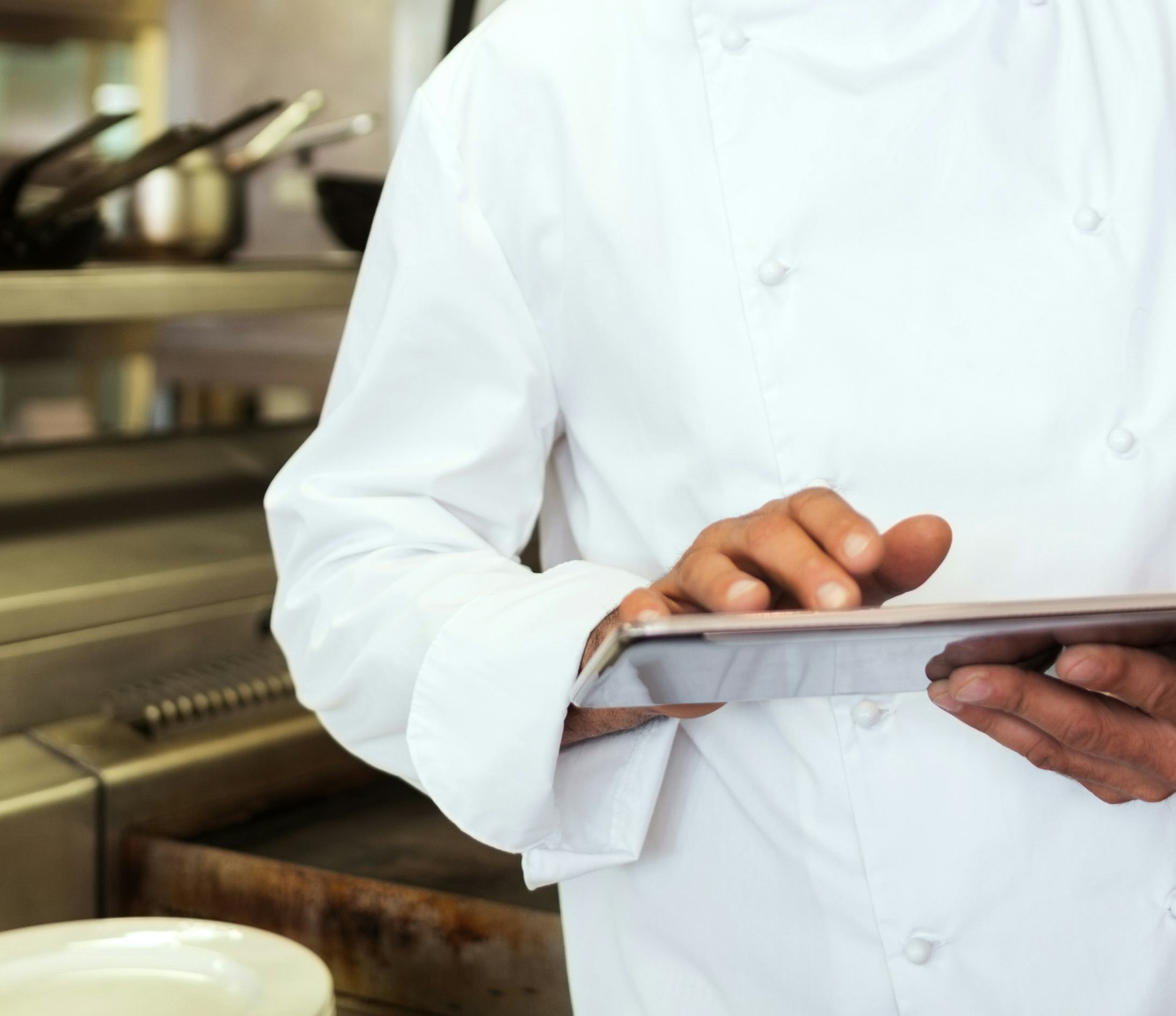 Chef using iPad technology in a smart kitchen, KitchenPlus India chef-adopting-technology-in-smartkitchens-kitchenplus-india