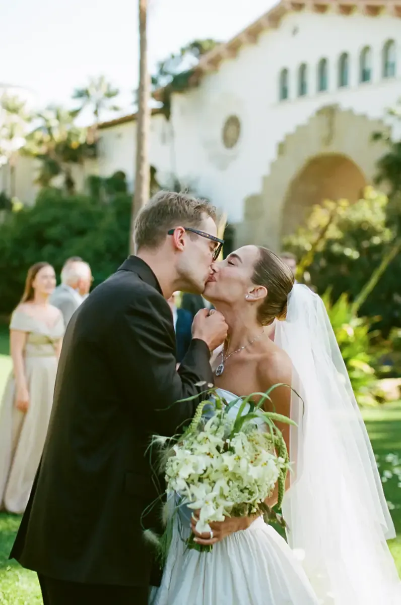Owen and Alexa, their first kiss as a married couple