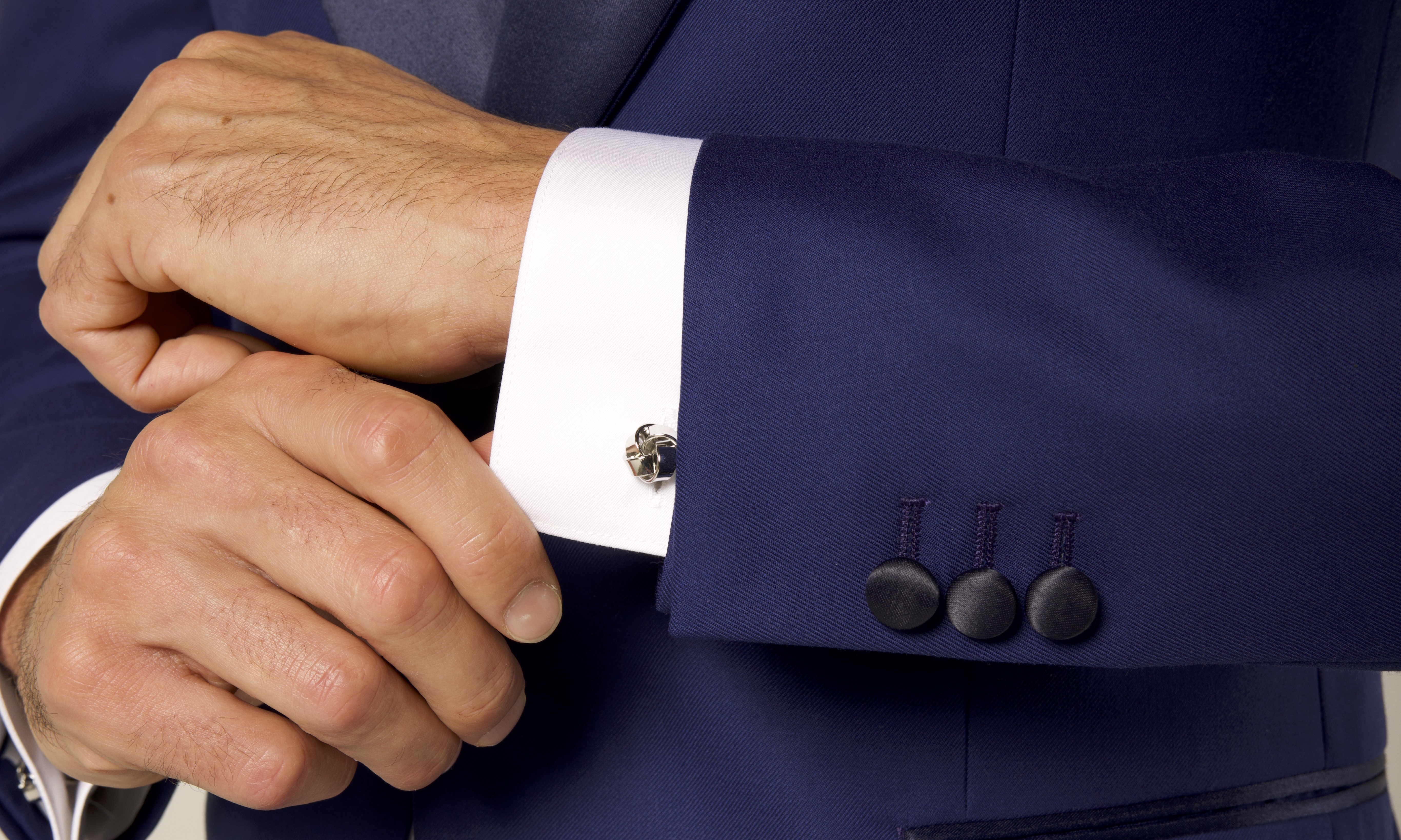 The Timeless Elegance of Cufflinks: An Essential Guide