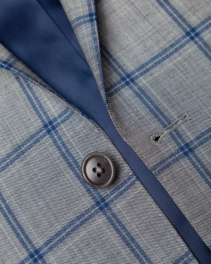 The Allure of Threads: Unraveling the Italian and English Fabric Traditions