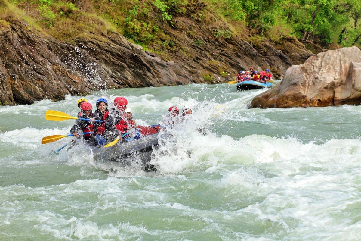 River rafting vs. artificial river rafting