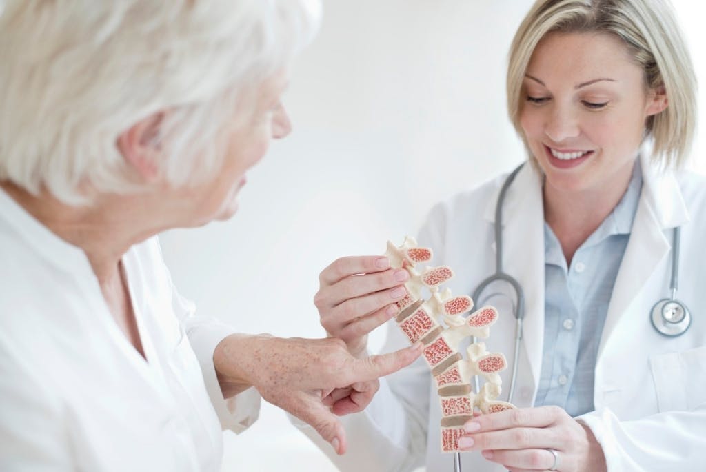 Osteoporosi: sintomi, cause e rimedi