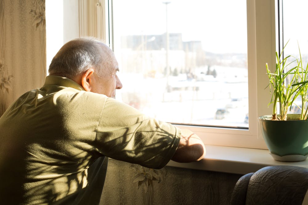 Anziani soli: il supporto dell'assistenza a domicilio