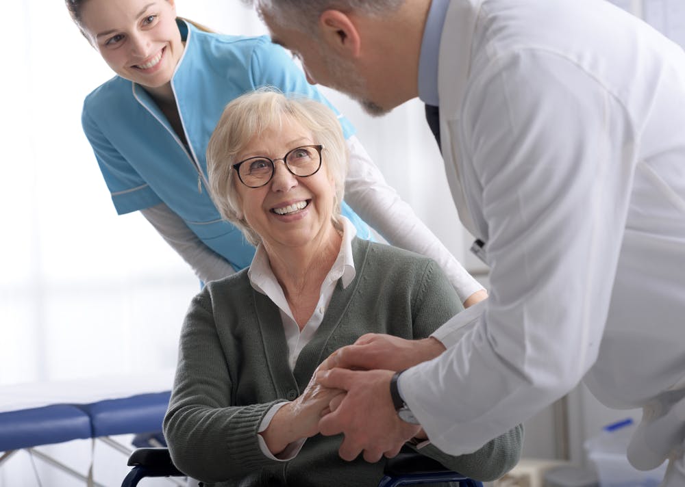 I geriatri consigliano l'assistenza a domicilio grazie ai numerosi benefici per gli anziani. 
