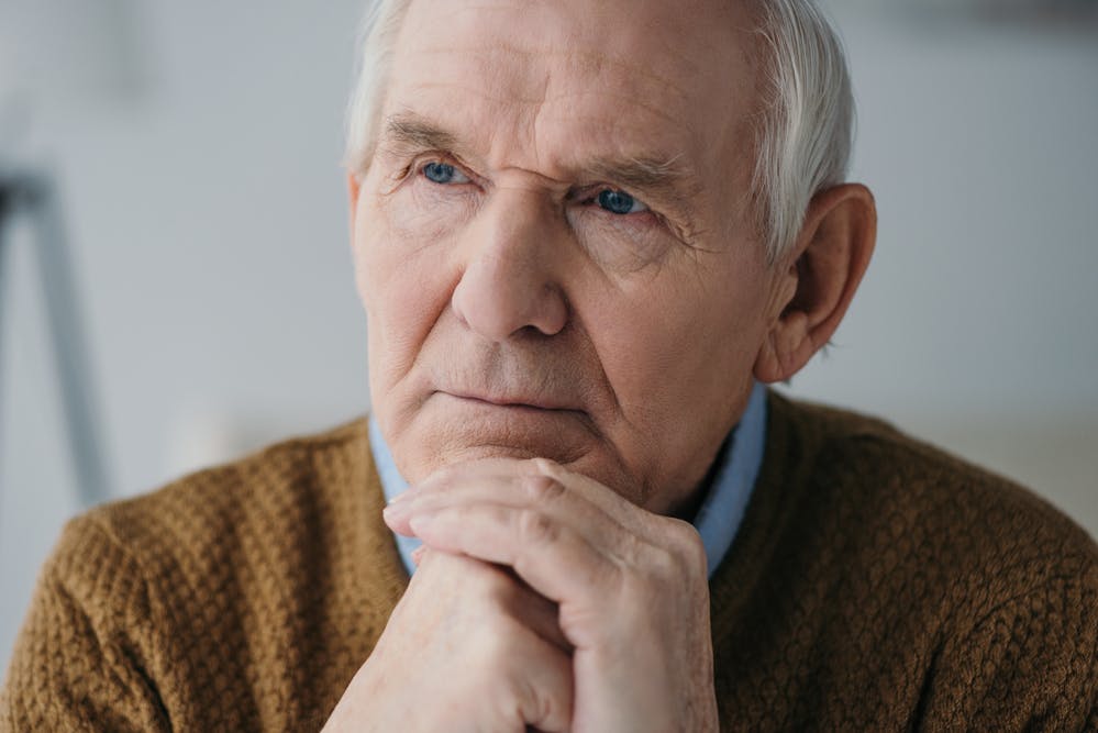 Assistenza per anziani a domicilio o in casa di riposo: come fare la scelta giusta?