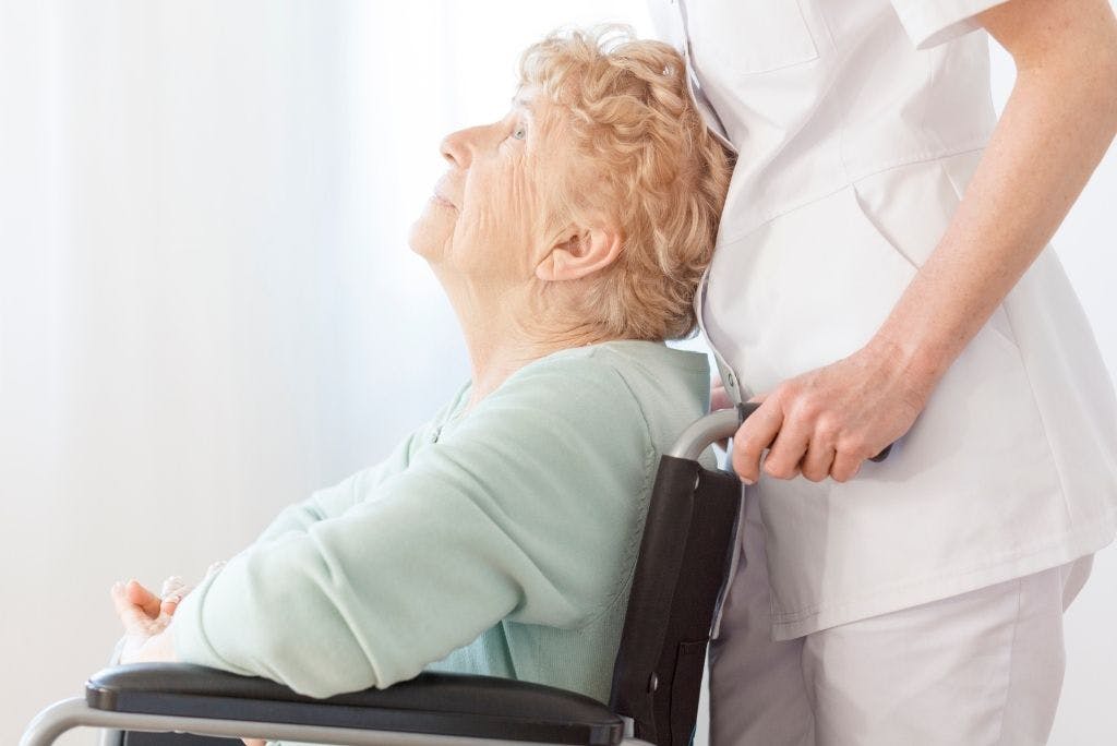 Assistenza anziani: i benefici delle cure a domicilio