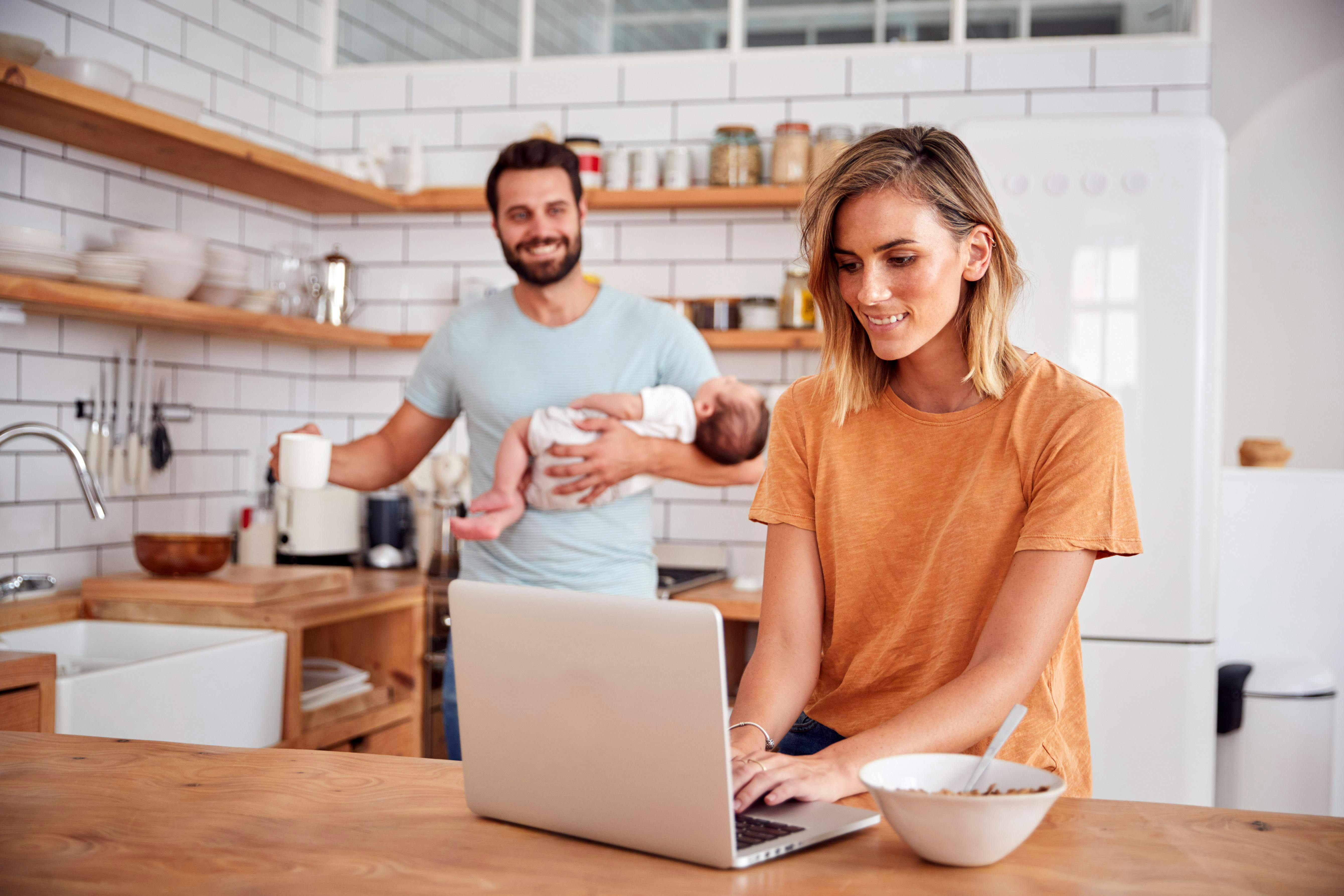 Пособие на ребенка безработным родителям 2020. Пете потратил четыре девятых. Мама потратила на покупку свитера. Фото девушка в сиреневом свитере. Мама потратила на покупку свитера.