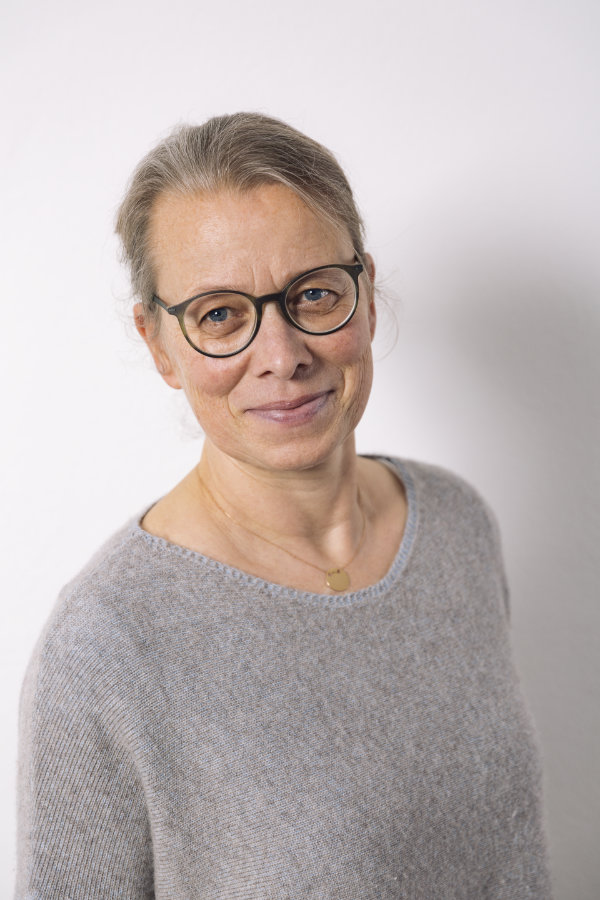 Foto frontal von Praxisinhaberin Bettina Fervers-Marten